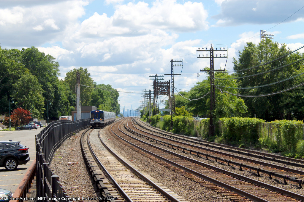 M7 commuter train Morthbound